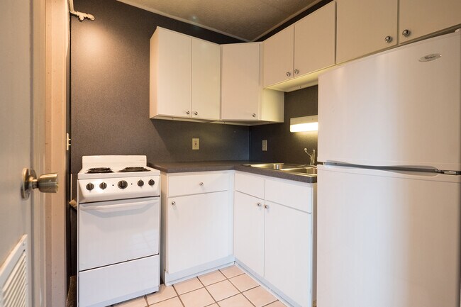 Kitchen - 2262 N High St