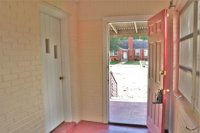 Building Photo - 2- Bedroom Bungalow Beauty
