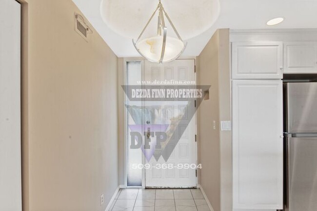 Building Photo - Gorgeous 2 bed, 2 bath condo in prestigiou...