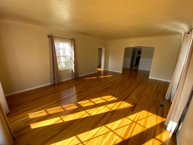 Building Photo - Charming Beverly Glen Home for Rent!