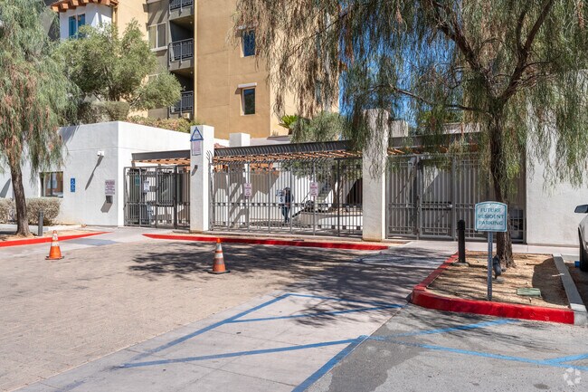 Puerta - Wright Brothers Court