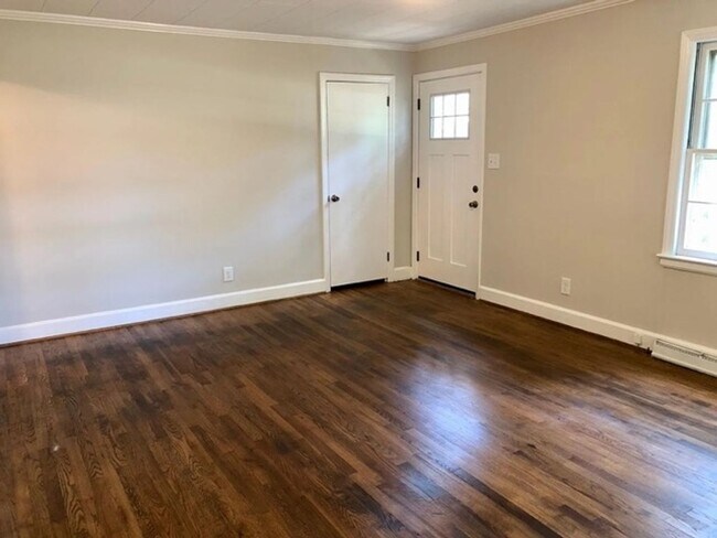 Foto del edificio - Renovated 2 Bed/1 Bath Cottage Near Downtown Durham! Available March 2026