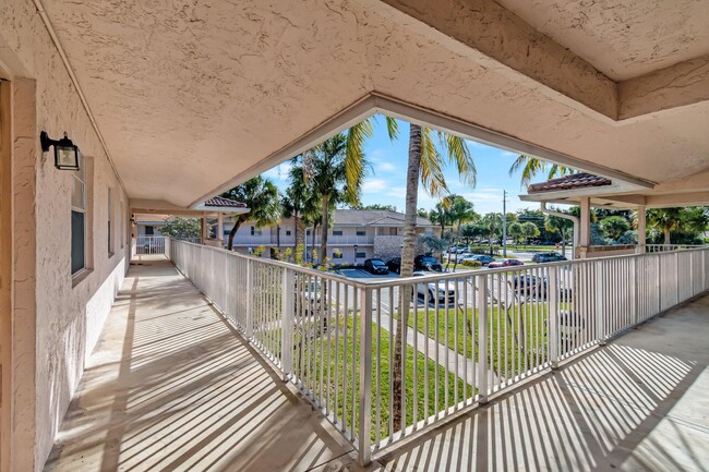 Foto del edificio - 8431 Royal Palm Blvd