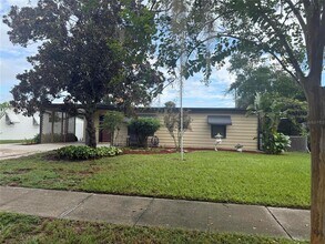 Building Photo - 421 Kentia Rd