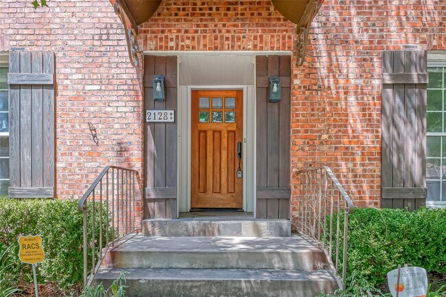 Building Photo - 2128 Watts St
