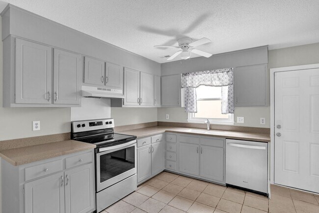 Foto del edificio - 3 Bedroom, 2 Bathroom House in Greensboro