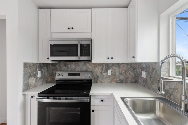 Foto del edificio - 15840 Chatsworth St