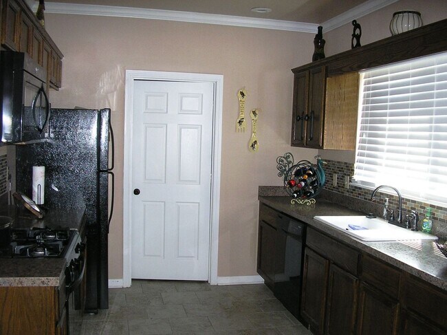 Foto del edificio - 9001 Colonel Glenn Rd