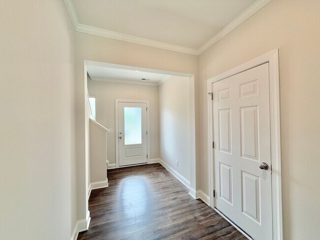 Building Photo - Modern 3BD, 2.5BA Raleigh Home in a Great ...