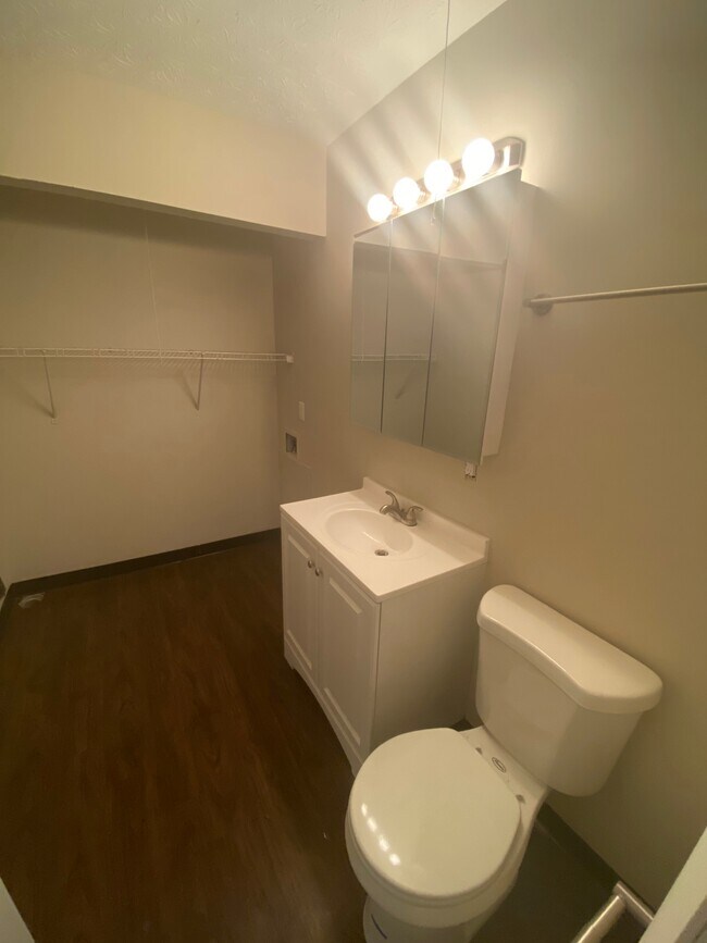 Building Photo - 5554 Chatford Dr