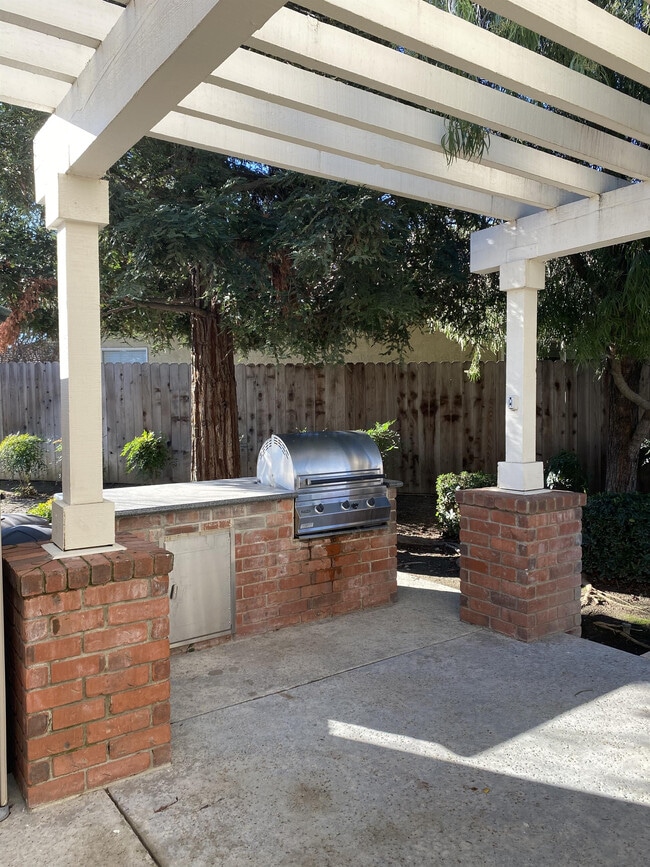 Building Photo - 3370 Spring Garden Dr
