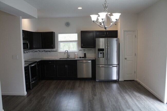 Foto del edificio - 4 Bd 2.5 Ba Townhome with 2 car garage