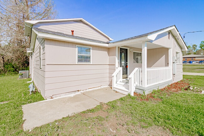 Building Photo - REDUCED!