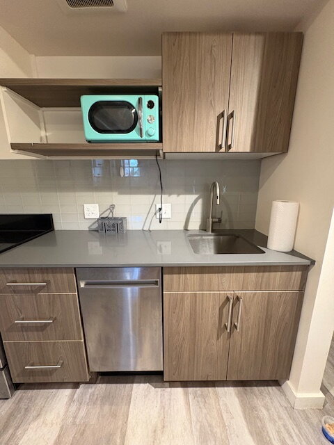 Foto del edificio - Cute Pet Friendly Studio Apartment Near Sloan's Lake! Available NOW!