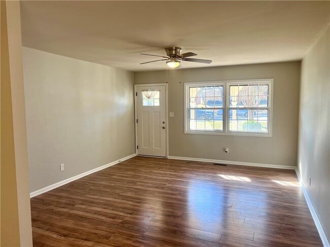 Building Photo - 2274 Greenway Dr