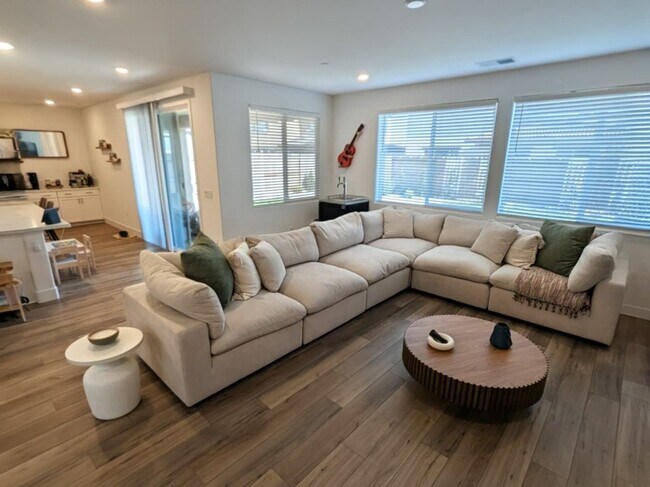 Building Photo - Beautiful and Spacious 4BR 3BA Home in Roseville