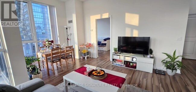 Photo du bâtiment - 75 Eglinton Ave W