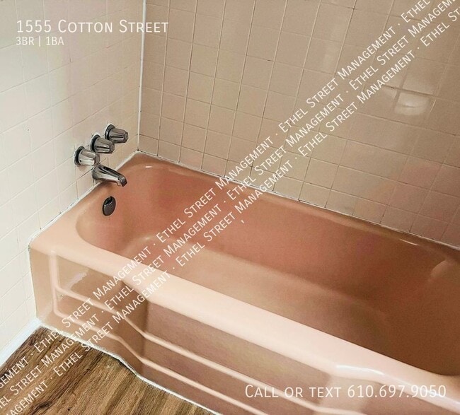Building Photo - Newly-Updated 3-Bedroom Townhome