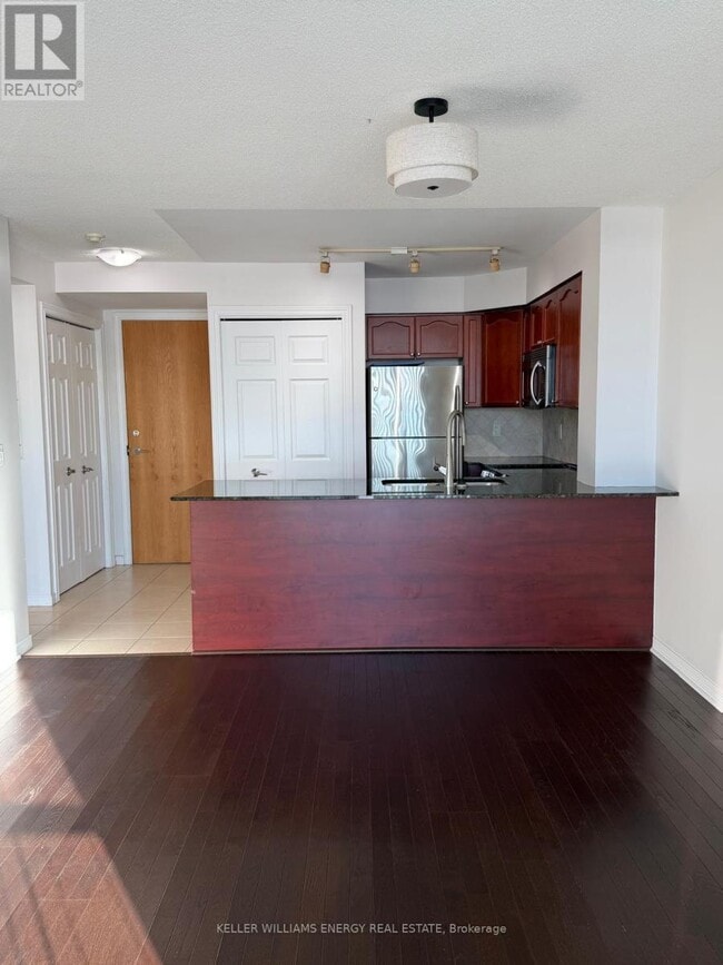 Building Photo - 340 Watson St W