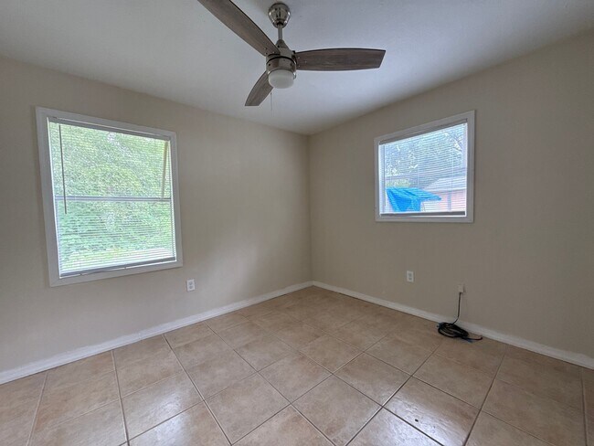 Building Photo - Desirable 3/1 Duplex