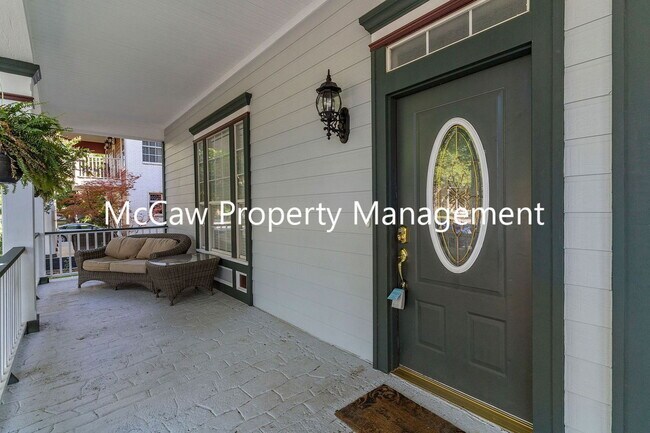 Building Photo - 302 W Spring St