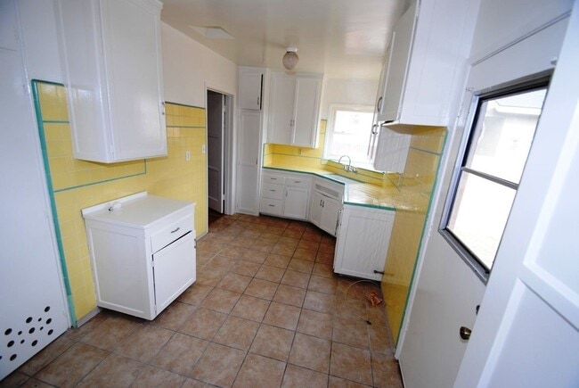 Building Photo - **COMING UP IN FEBRUARY**  3BR/1BA LAKEWOOD HOME NEAR MALL $3600.00