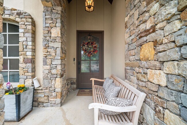 Building Photo - Stunning 5 bedroom 4.5 bath in Stonebrooke...