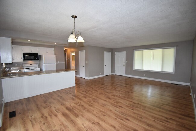 Building Photo - 2 Bedroom Pet Friendly Home For Rent!