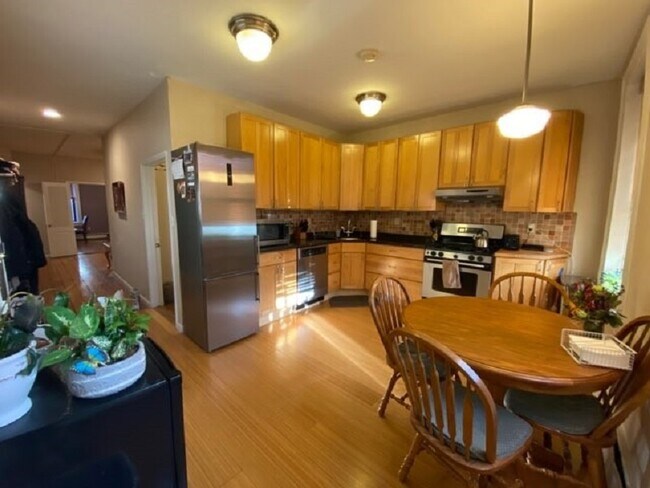 Building Photo - 212 Adams St