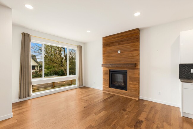 Building Photo - Seward Park Modern 3 Bedroom 3 Bath Home -...