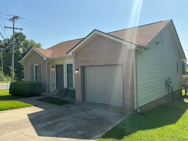 Building Photo - 101 Shady Maple Dr