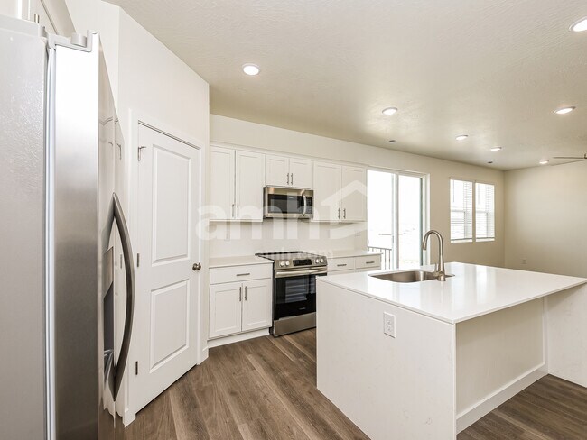 Building Photo - 1432 W Mahogany St