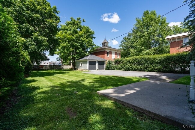 Building Photo - 160 Ten Eyck St