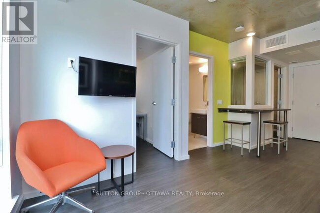 Building Photo - 105-105 Champagne Ave S