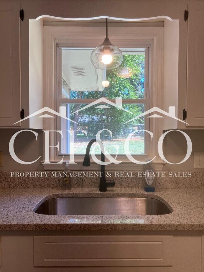 Foto del edificio - Beautifully updated 2 bedroom duplex!