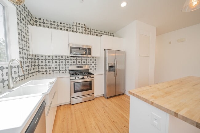 Building Photo - 848 32nd St