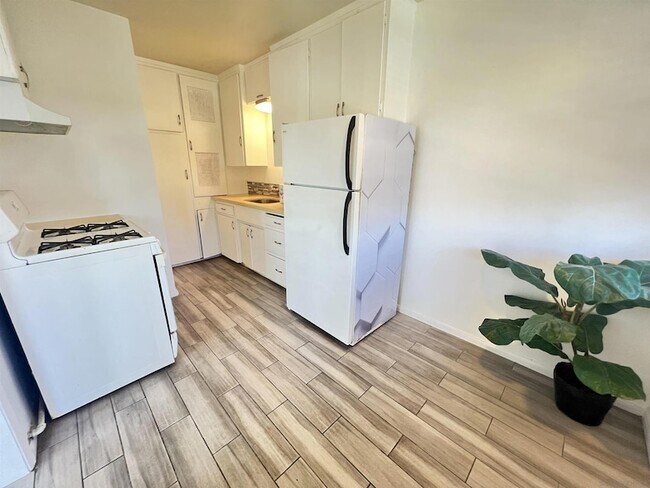 Foto del edificio - 4064 Oakcrest Dr