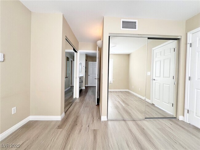 Foto del edificio - 8070 W Russell Rd