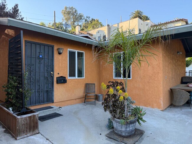 Foto del edificio - 2223 1/2 Oak Glen Place