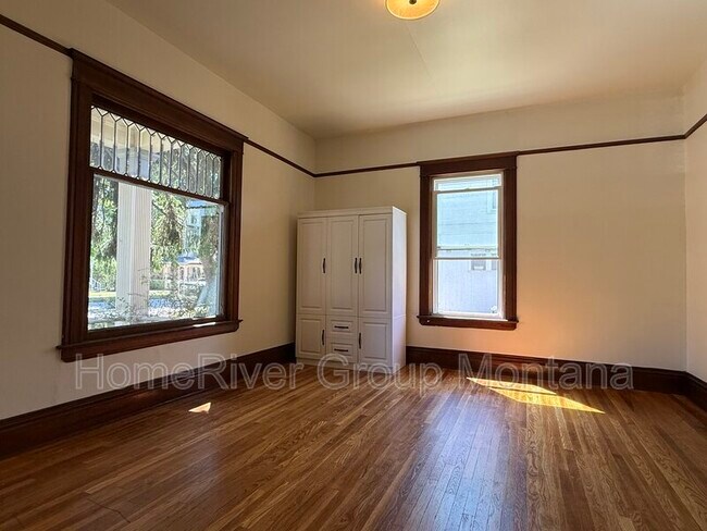 Building Photo - 242 S 5th St E