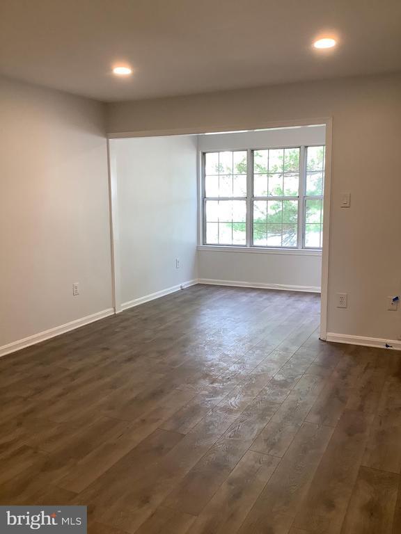 Building Photo - 12 Normandy Square Ct