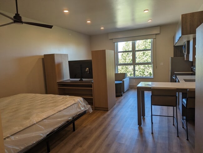 Building Photo - 107 E Little Ave