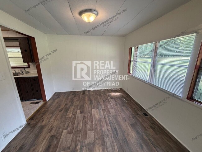Building Photo - 102 Horseshoe Bend