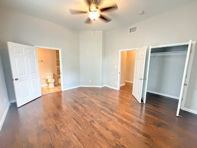 Building Photo - 3 bedroom and 2 bathrooms has newly renovated modern home in Southtown unit ready to move in!