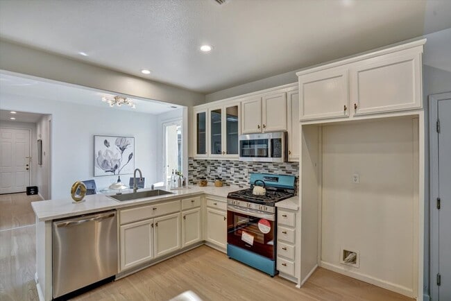 Building Photo - 530 Cottage Park Dr