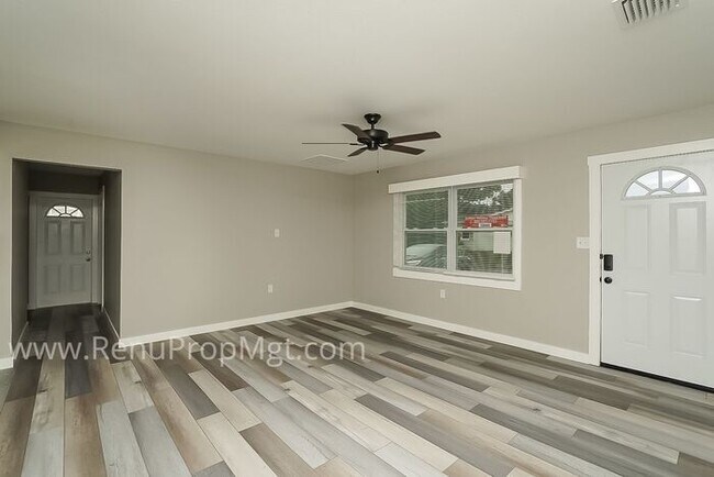Foto del edificio - AVAILABLE NOW
