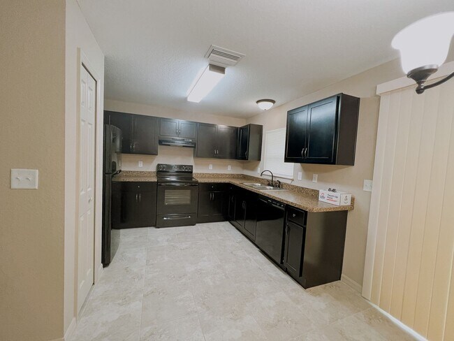 Foto del edificio - BEAUTIFUL 3 Bedroom, 2 Bathroom Home in Oc...