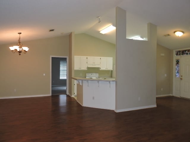 Building Photo - MOVE IN SPECIAL - 1 WEEK FREE RENT - MINUT...