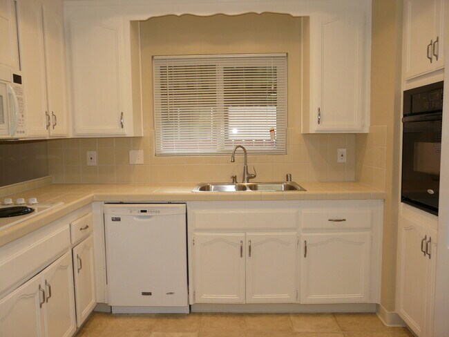 Building Photo - Charming 4 Bedroom 2 Bathroom Home in the ...