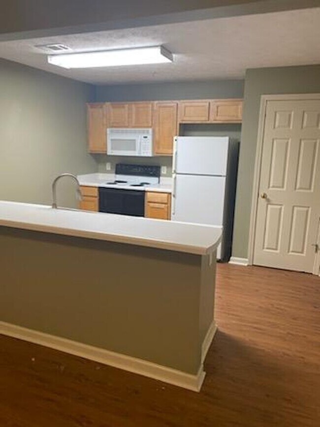 Foto del edificio - Our Least Edge West 2 Bedroom Available in...